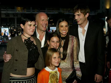 Bruce Willis con su exmujer Demi Moore, Ashton Kutcher y sus hijas, Rumer, Scout y Tallulah Bruce Willis con su exmujer Demi Moore, Ashton Kutcher y sus hijas, Rumer, Scout y Tallulah