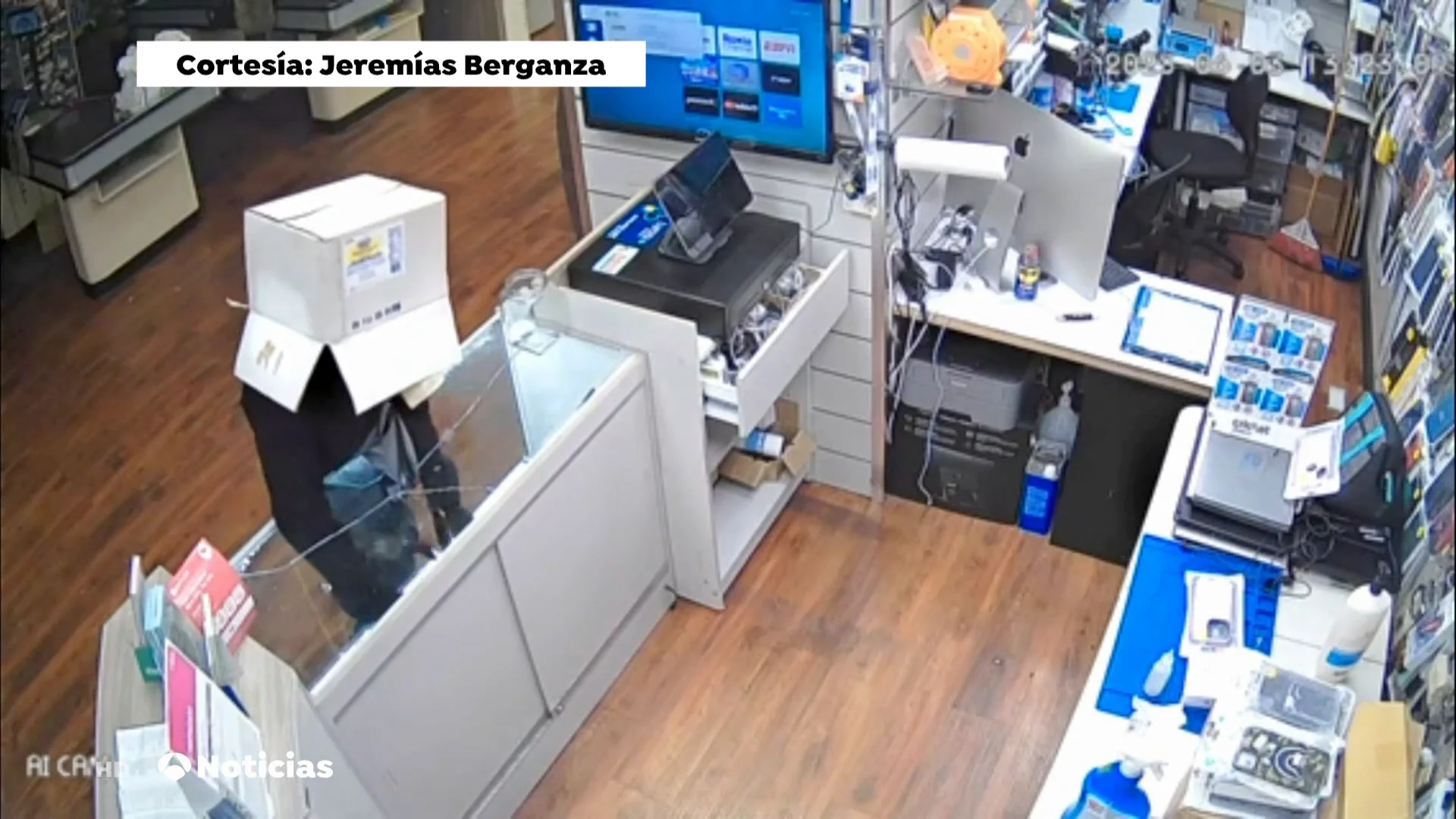 Roba con una caja de cart&oacute;n en la cabeza y se le cae en pleno atraco