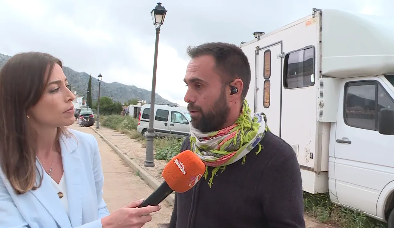 La ‘familia Arcoíris’, expulsados de la finca que ocuparon hace 2 semanas en Cádiz: "Este tipo de desalojo no conviene a nadie"