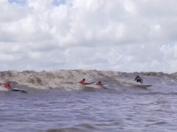 Surfistas en la ola de Pororoca, en el río Amazonas