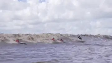 Surfistas en la ola de Pororoca, en el río Amazonas