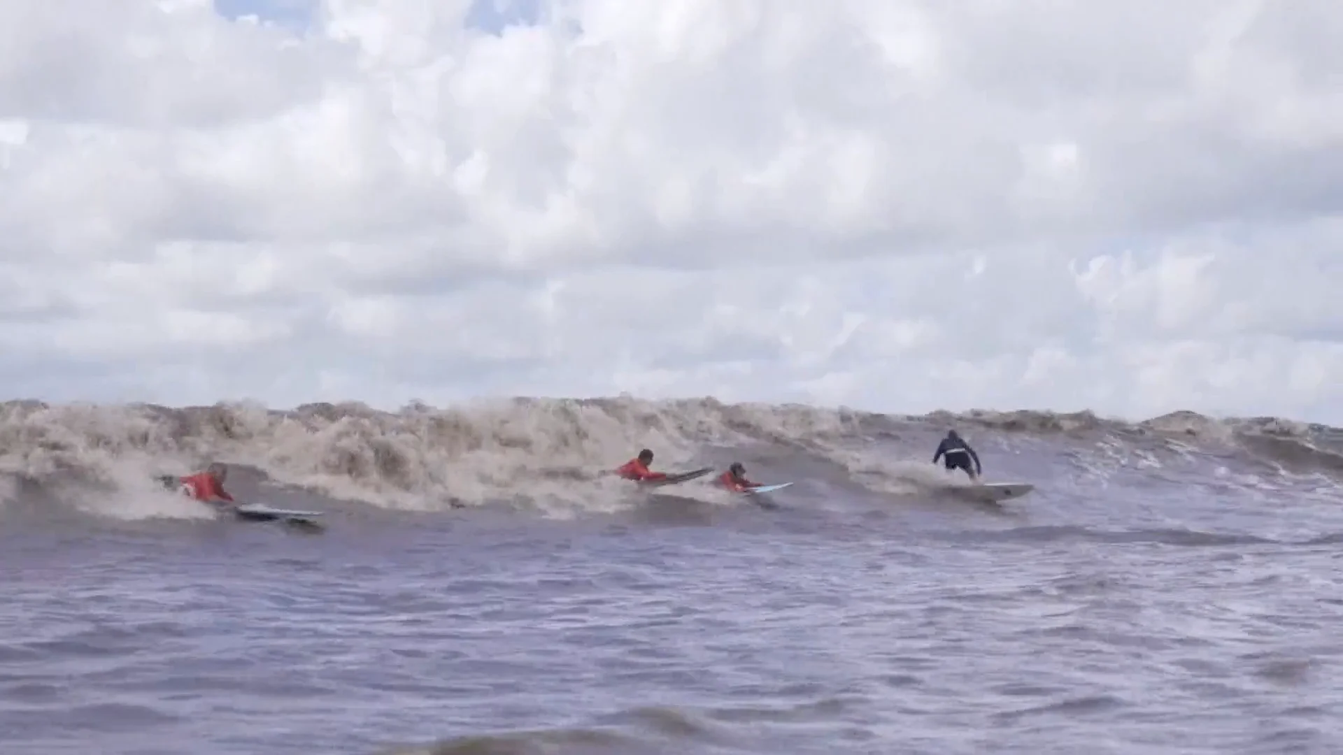 Surfistas en la ola de Pororoca, en el río Amazonas Surfistas en la ola de Pororoca, en el río Amazonas