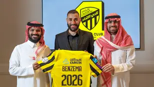 Karim Benzema posa con la camiseta del Al Ittihad, su nuevo club en Araba Saudí