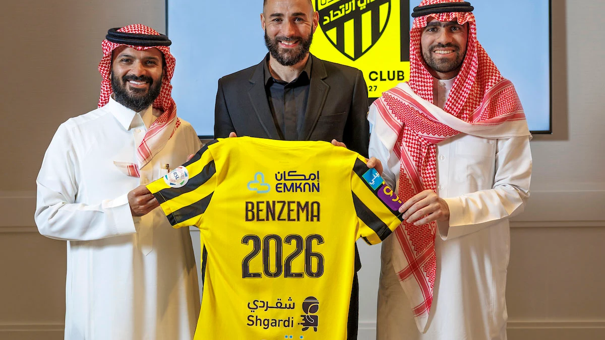 Karim Benzema posa con la camiseta del Al Ittihad, su nuevo club en Araba Saudí Karim Benzema posa con la camiseta del Al Ittihad, su nuevo club en Araba Saudí