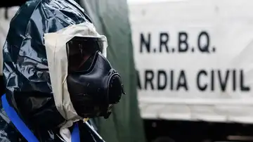 Un miembros de la Guardia Civil con el traje NRBQ durante el simulacro nuclear en RIvas (Madrid)
