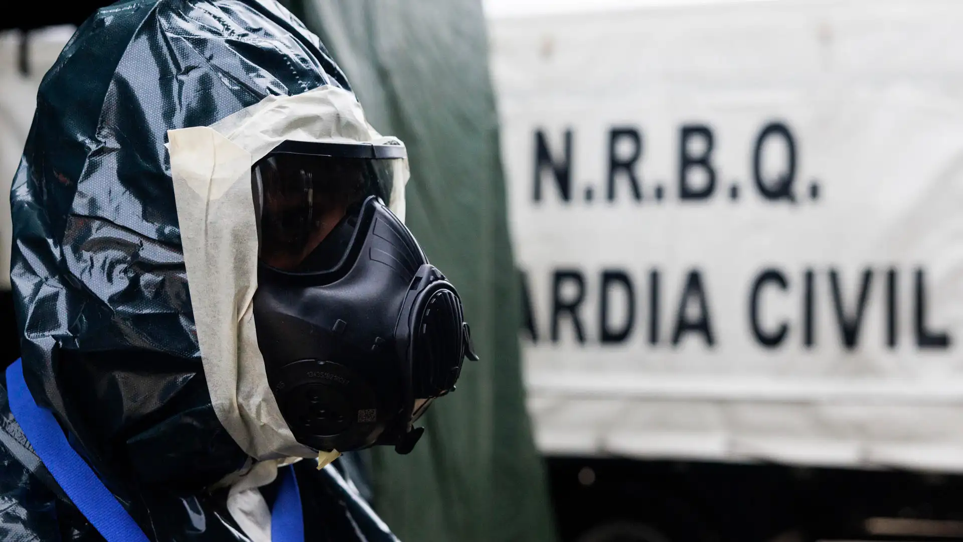 Un miembros de la Guardia Civil con el traje NRBQ durante el simulacro nuclear en RIvas (Madrid) Un miembros de la Guardia Civil con el traje NRBQ durante el simulacro nuclear en RIvas (Madrid)