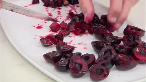 Saca los huesos a las cerezas Saca los huesos a las cerezas