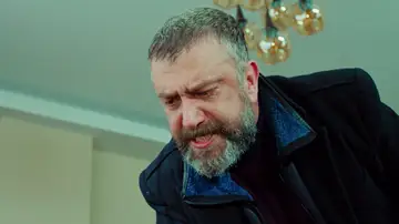 El padre de Yildiz regresa a la vida de Asuman: amenaza con matarla a ella y a Zeynep