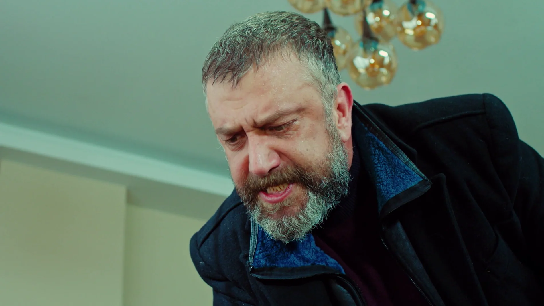 El padre de Yildiz regresa a la vida de Asuman: amenaza con matarla a ella y a Zeynep