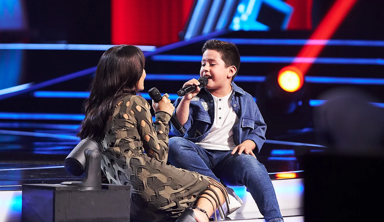 Adrián no pierde la oportunidad y canta con Aitana ‘11 razones’ en ‘La Voz Kids’ 