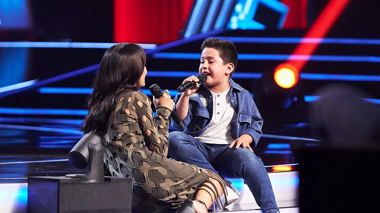 Adri&aacute;n no pierde la oportunidad y canta con Aitana &lsquo;11 razones&rsquo; en &lsquo;La Voz Kids&rsquo; 