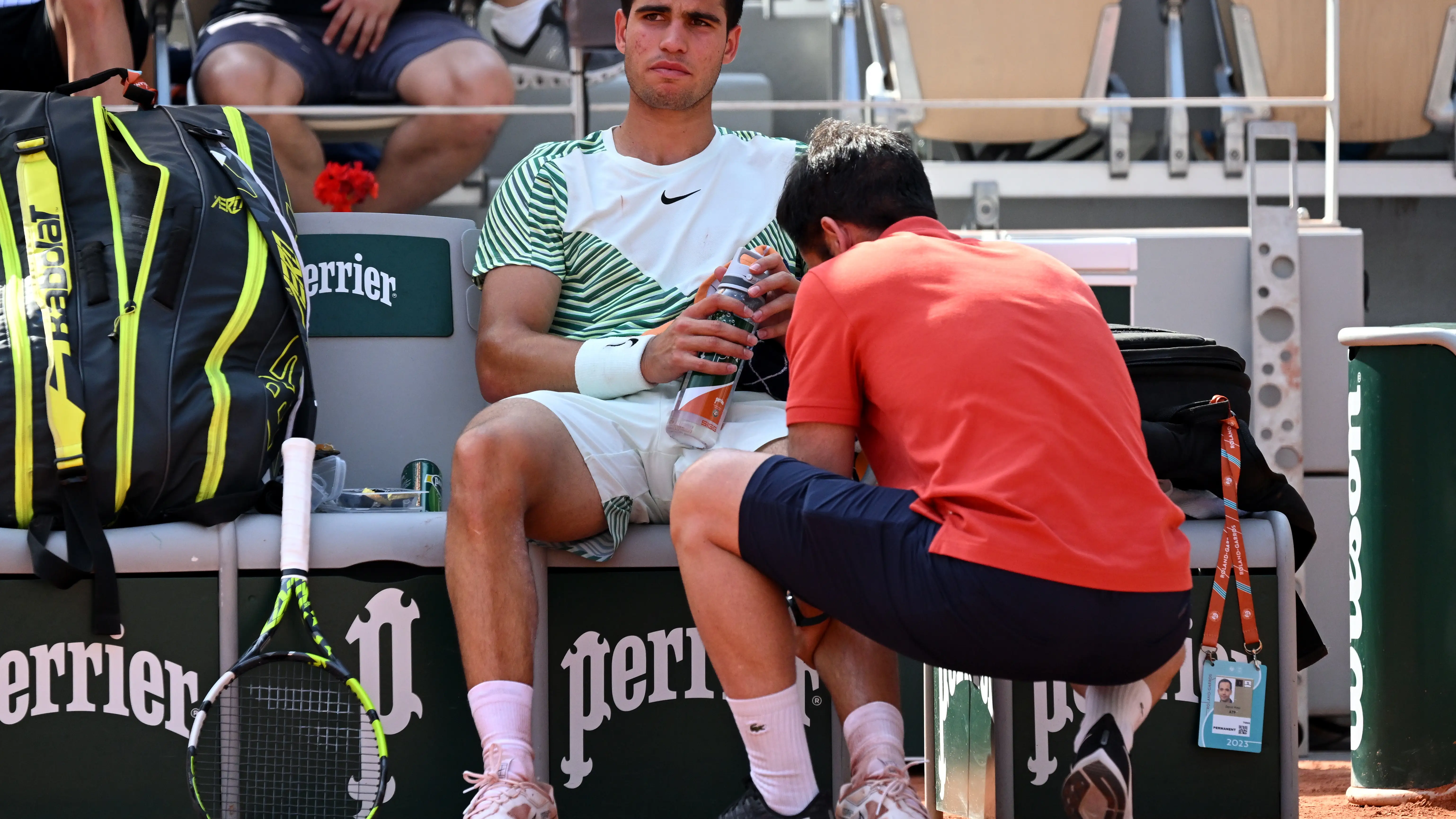 Carlos Alcaraz, atendido por un fisio tras lesionarse en las semifinales de Roland Garros Carlos Alcaraz, atendido por un fisio tras lesionarse en las semifinales de Roland Garros
