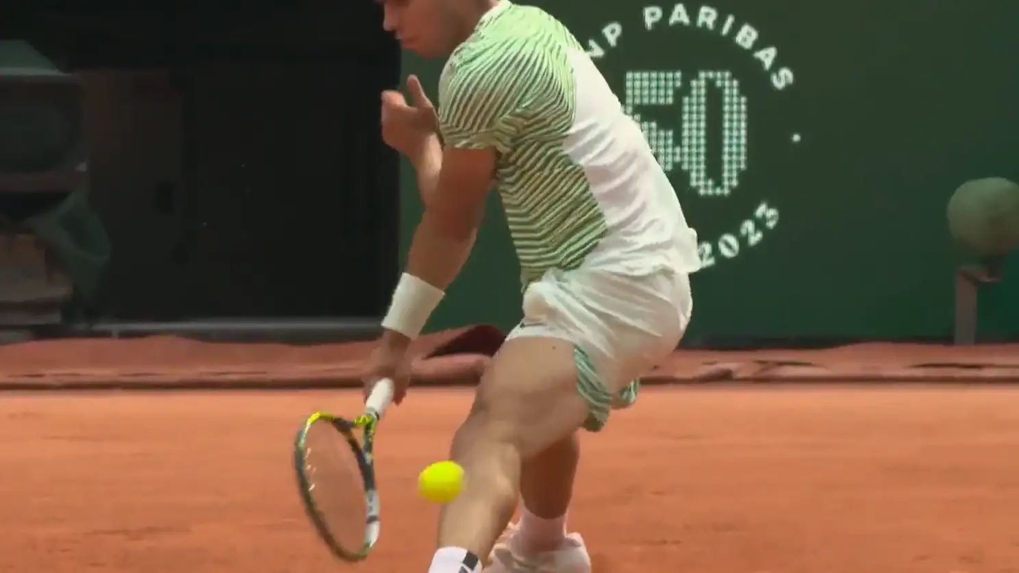 Carlos Alcaraz golpeando una derecha de espaldas en las semifinales de Roland Garros