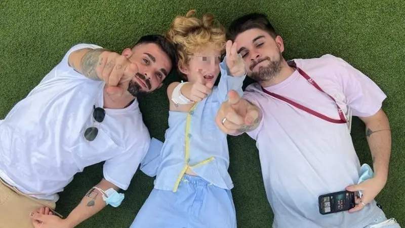 Martín junto a su hermano y otra persona Martín junto a su hermano y otra persona