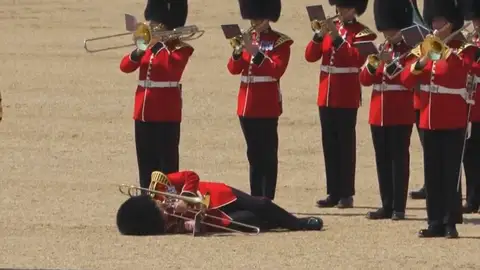Un soldado de la Guardia Real Británica se desmaya por el calor Un soldado de la Guardia Real Británica se desmaya por el calor