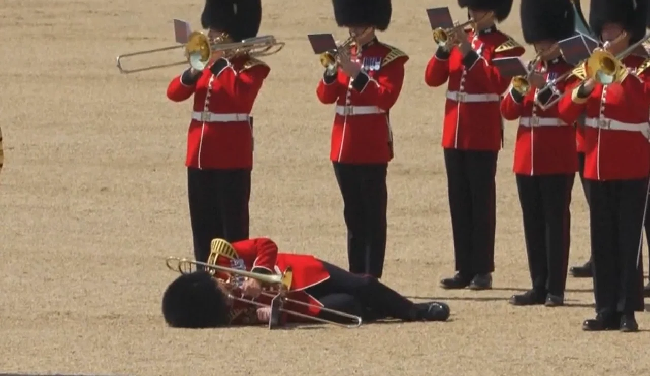 Un soldado de la Guardia Real Británica se desmaya por el calor