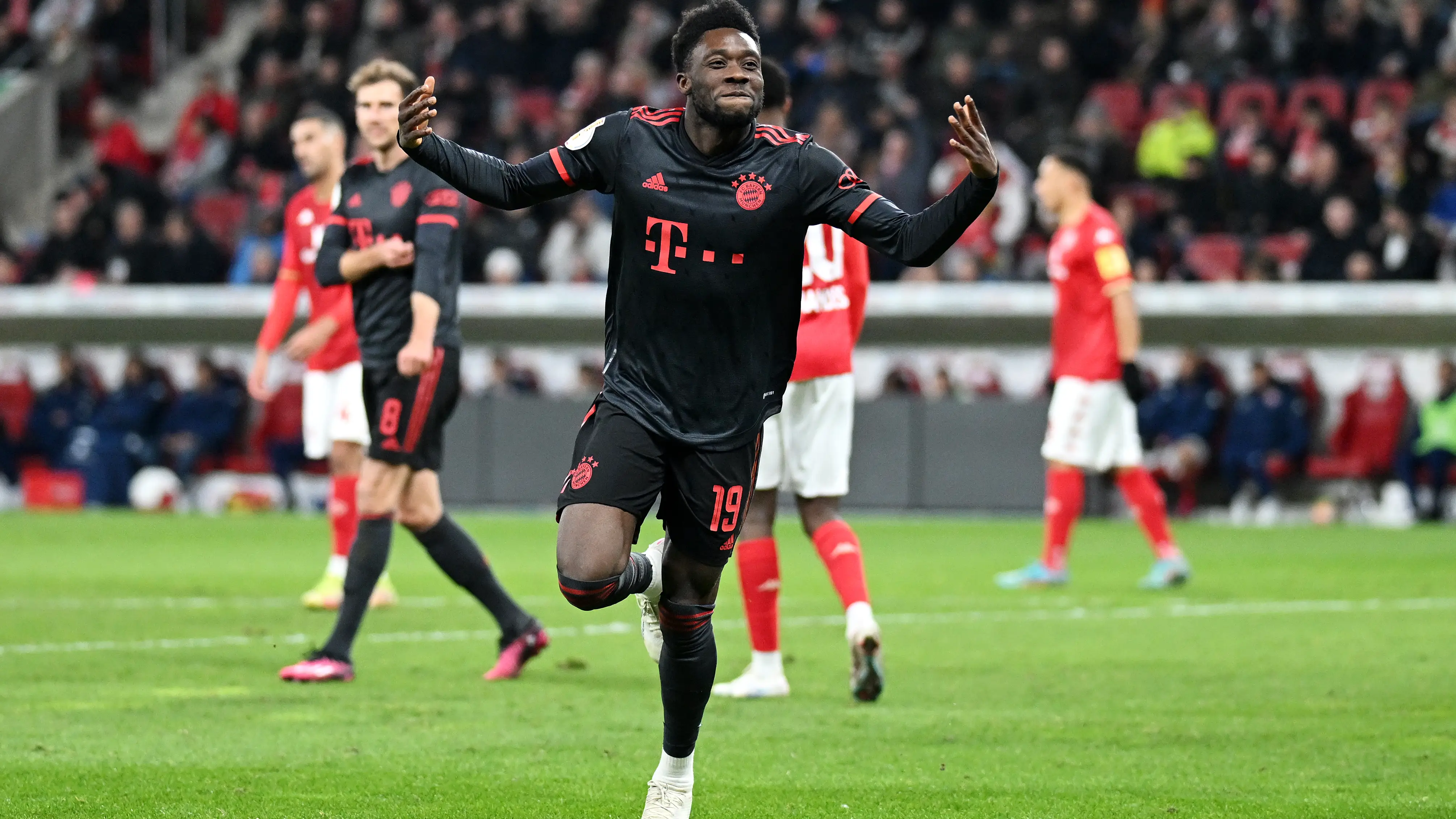 Alphonso Davies en un partido con el Bayern de Múnich Alphonso Davies en un partido con el Bayern de Múnich
