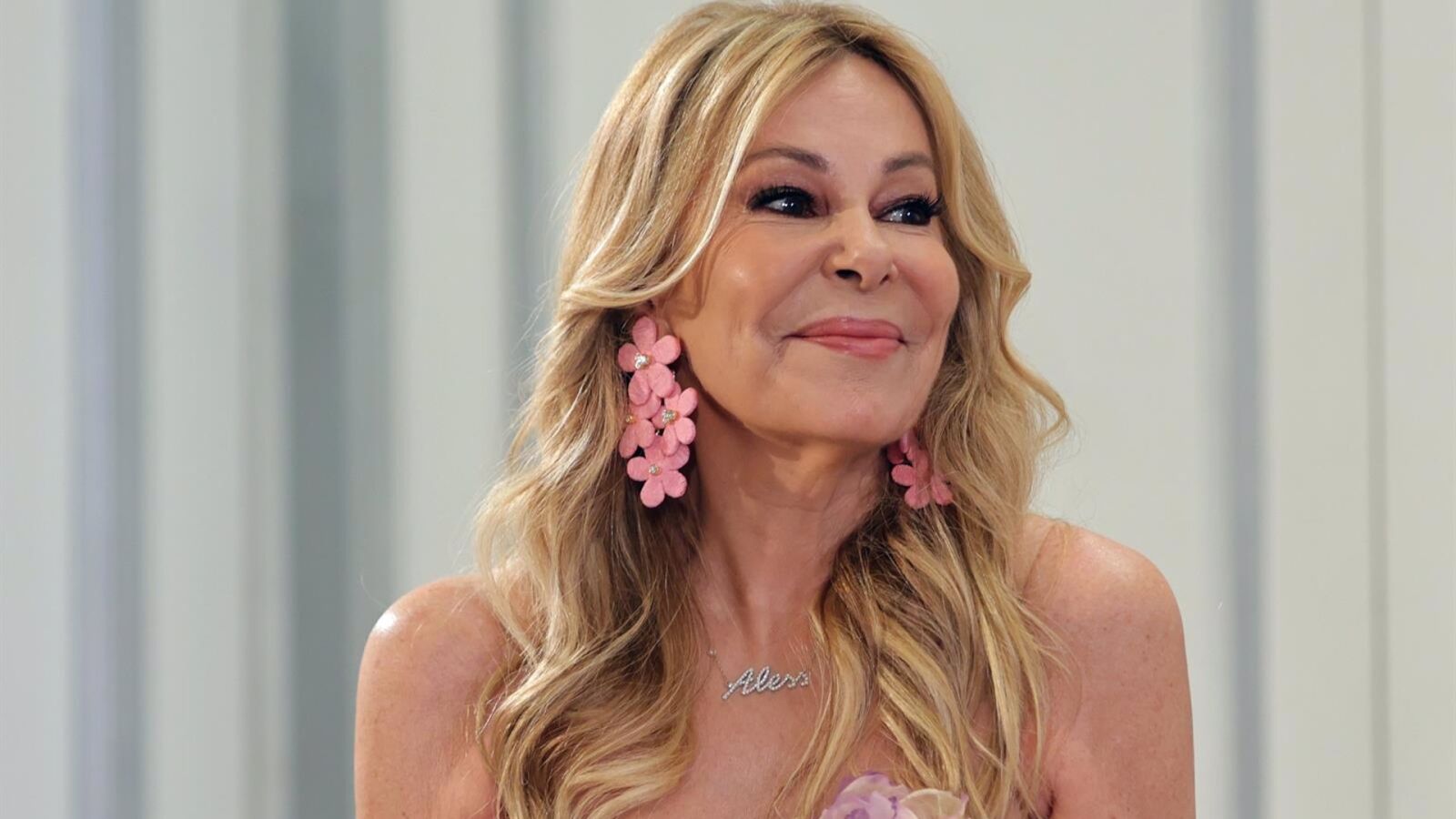 Ana Obregón reaparece feliz junto a sus amigos cuando se cumplen cuatro años del fallecimiento de su hijo Aless Lequio