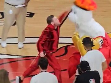 McGregor golpea a 'Burnie', la mascota de los Heat
