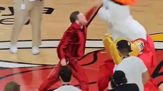 McGregor golpea a 'Burnie', la mascota de los Heat McGregor golpea a 'Burnie', la mascota de los Heat
