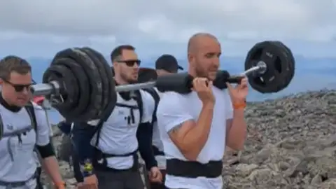 David Dooher subiendo el Ben Nevis con 100kg a sus hombros David Dooher subiendo el Ben Nevis con 100kg a sus hombros