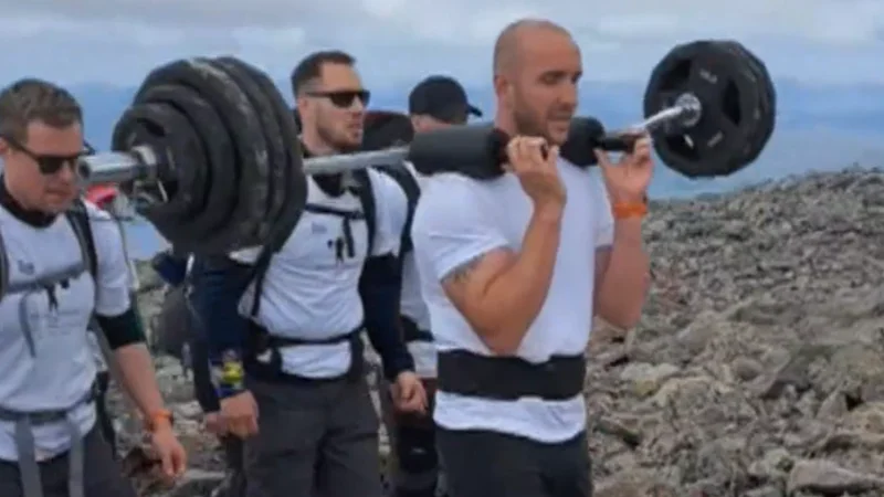 David Dooher subiendo el Ben Nevis con 100kg a sus hombros David Dooher subiendo el Ben Nevis con 100kg a sus hombros