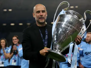 Pep Guardiola posa con el trofeo de campeones de la Champions League