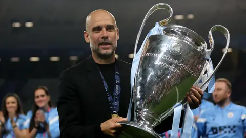 Pep Guardiola posa con el trofeo de campeones de la Champions League
