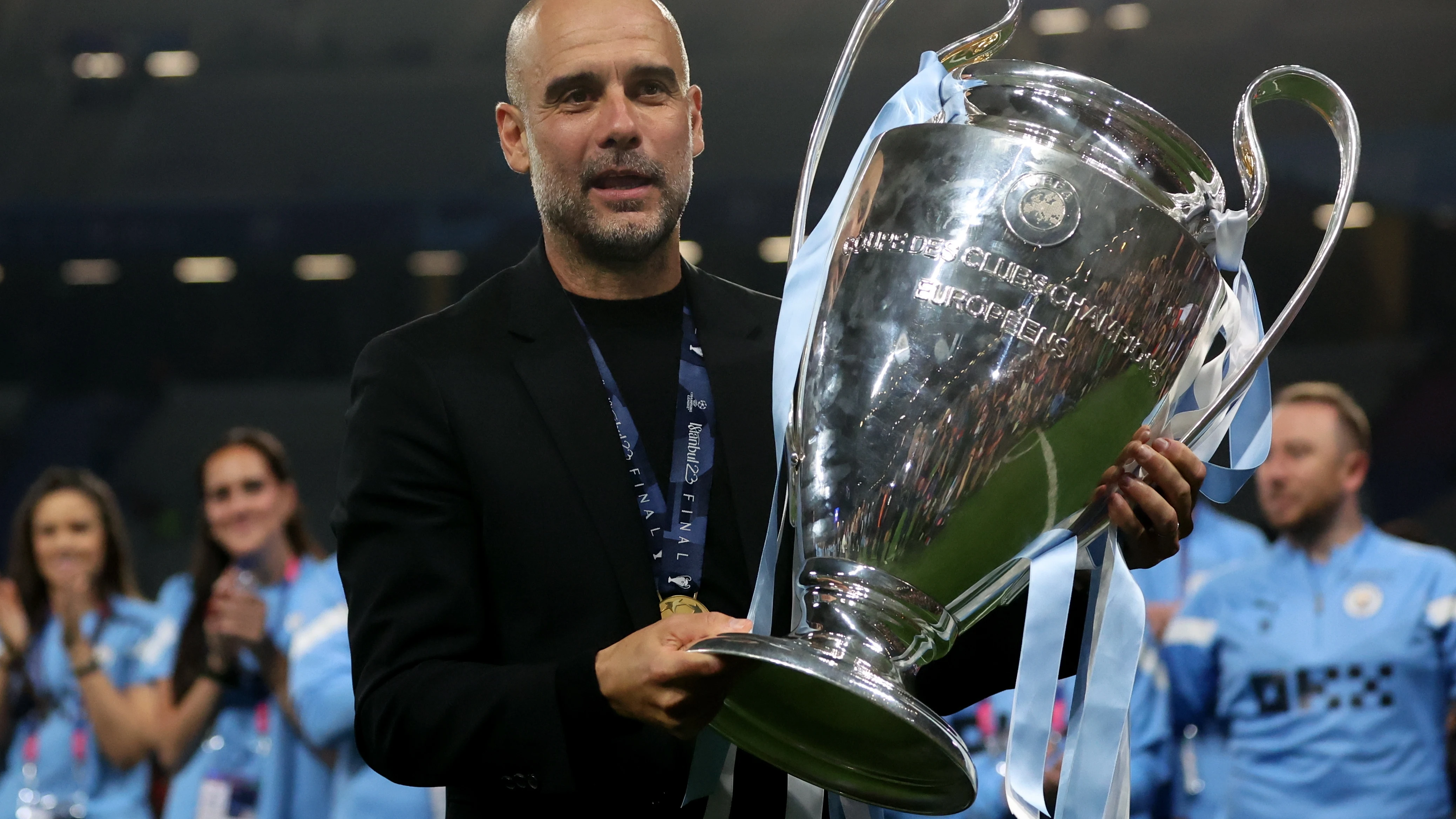 Pep Guardiola posa con el trofeo de campeones de la Champions League Pep Guardiola posa con el trofeo de campeones de la Champions League