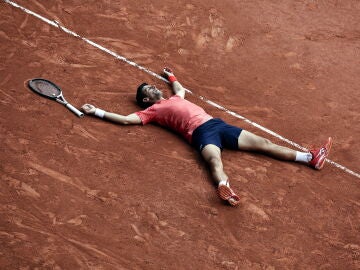 Djokovic, tirado en la tierra de Roland Garros tras ganar el torneo