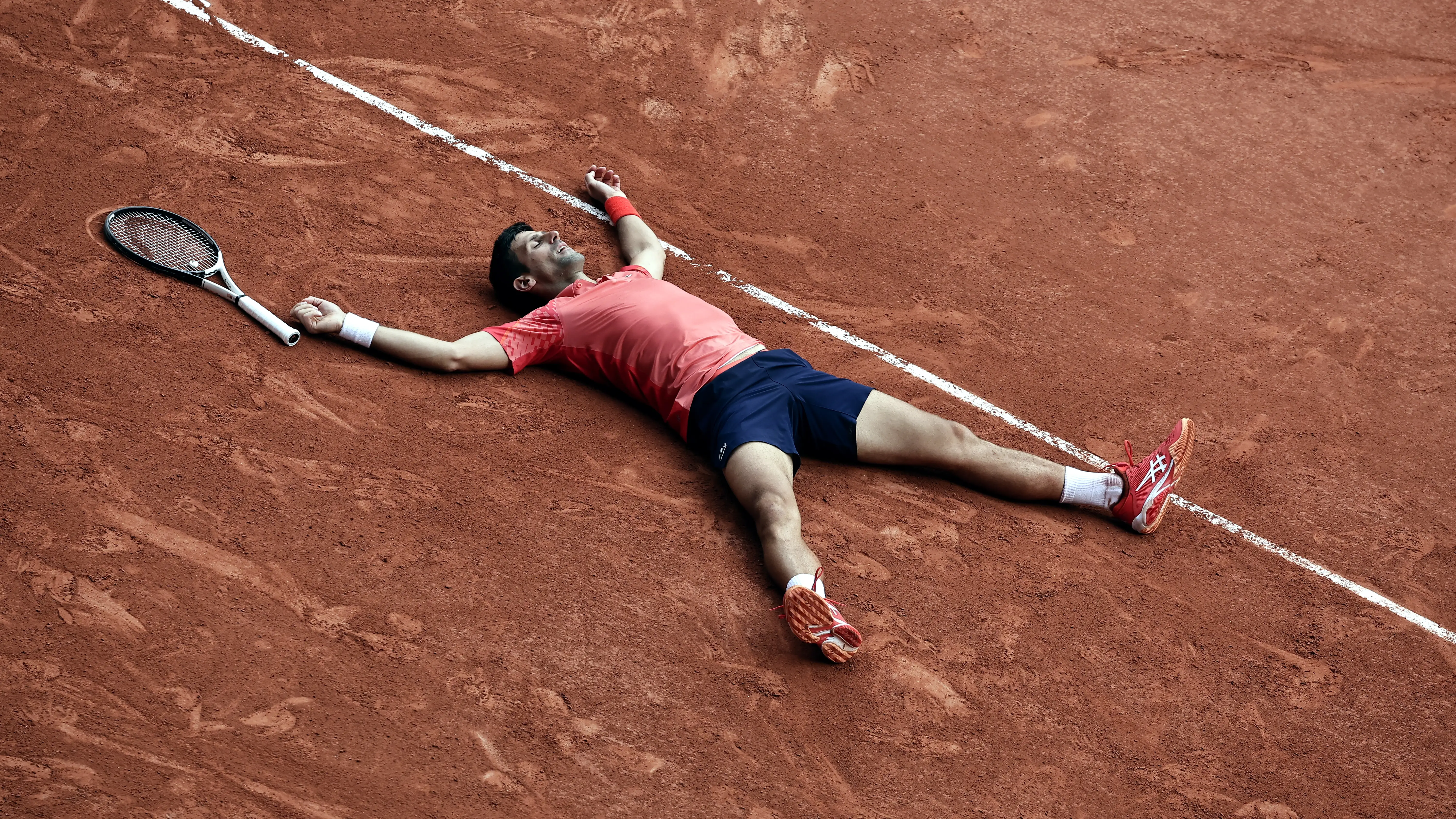 Djokovic, tirado en la tierra de Roland Garros tras ganar el torneo Djokovic, tirado en la tierra de Roland Garros tras ganar el torneo