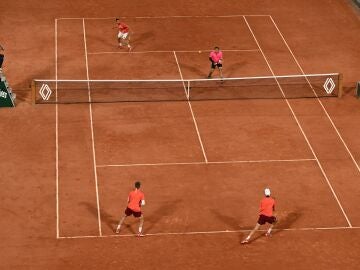 Austin Krajicek e Ivan Dodig contra Joran Vliegen y Sander Gille en la final de dobles en Roland Garros