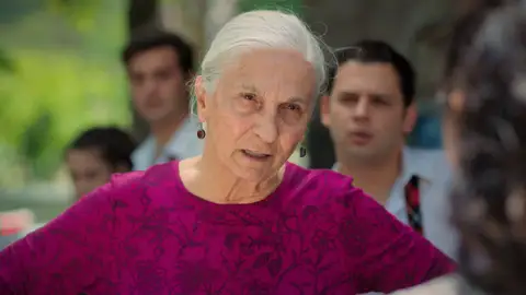 La señora Sevgi pone en su sitio a Sengül: "Déjanos en paz" La señora Sevgi pone en su sitio a Sengül: "Déjanos en paz"