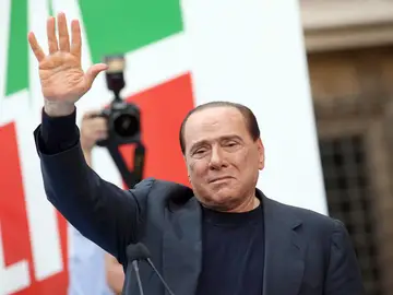 Silvio Berlusconi saluda emocionado a sus seguidores en Roma Silvio Berlusconi saluda emocionado a sus seguidores en Roma
