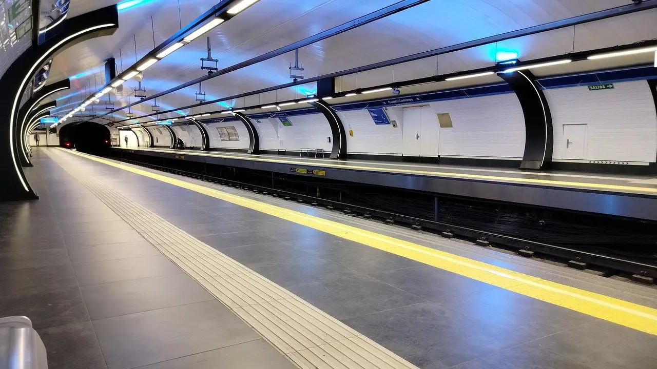 Imagen de archivo de una estación de metro Imagen de archivo de una estación de metro