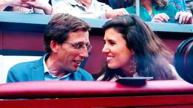 Analizamos los gestos de Almeida y Teresa Urquijo en Las Ventas que dejan claro que están enamorados