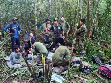 Imagen de los cuatro niños en la selva de Colombia Imagen de los cuatro niños en la selva de Colombia