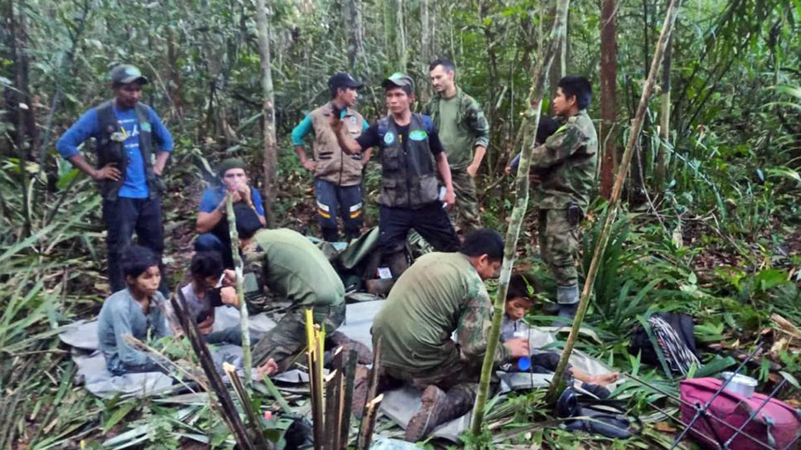 Imagen de los cuatro niños en la selva de Colombia Imagen de los cuatro niños en la selva de Colombia