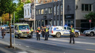 Imagen de archivo de agentes de policía y ambulancias en Australia