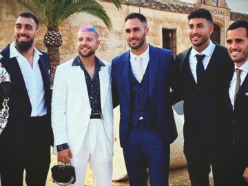Insultos homófobos hacia los futbolistas Aitor Rubial y Borja Iglesias por llevar bolso a una boda: "Fuera estereotipos"