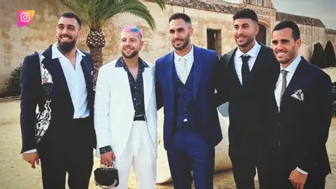 Insultos homófobos hacia los futbolistas Aitor Rubial y Borja Iglesias por llevar bolso a una boda: "Fuera estereotipos" Insultos homófobos hacia los futbolistas Aitor Rubial y Borja Iglesias por llevar bolso a una boda: "Fuera estereotipos"