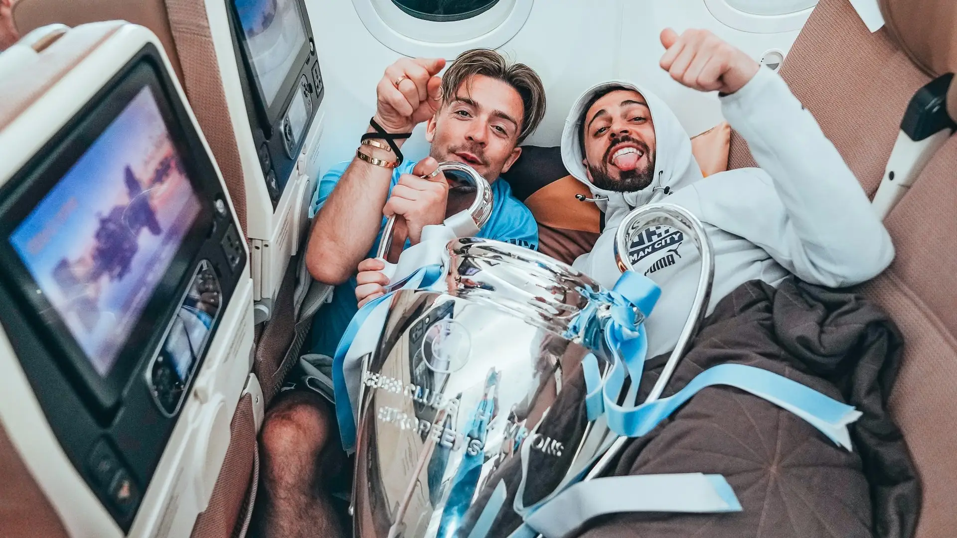 Jack Grealish, en el avión de vuelta a Manchester con la Champions Jack Grealish, en el avión de vuelta a Manchester con la Champions
