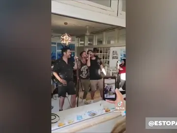 Concierto improvisado de Estopa en un restaurante de Sitges Concierto improvisado de Estopa en un restaurante de Sitges