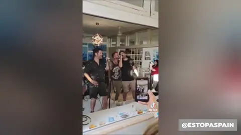 Concierto improvisado de Estopa en un restaurante de Sitges Concierto improvisado de Estopa en un restaurante de Sitges