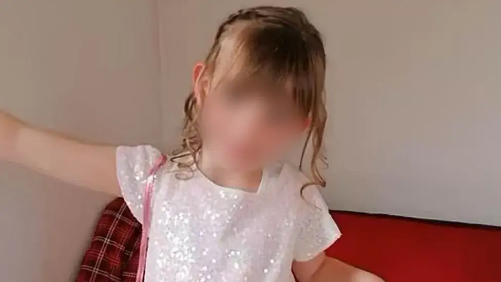Solenne Thorton, la menor de 11 años que murió a disparos en Saint-Herbot Solenne Thorton, la menor de 11 años que murió a disparos en Saint-Herbot