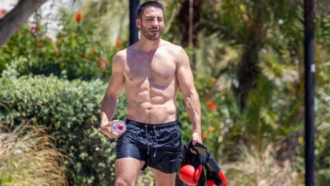 Miguel Ángel Silvestre en bañador
