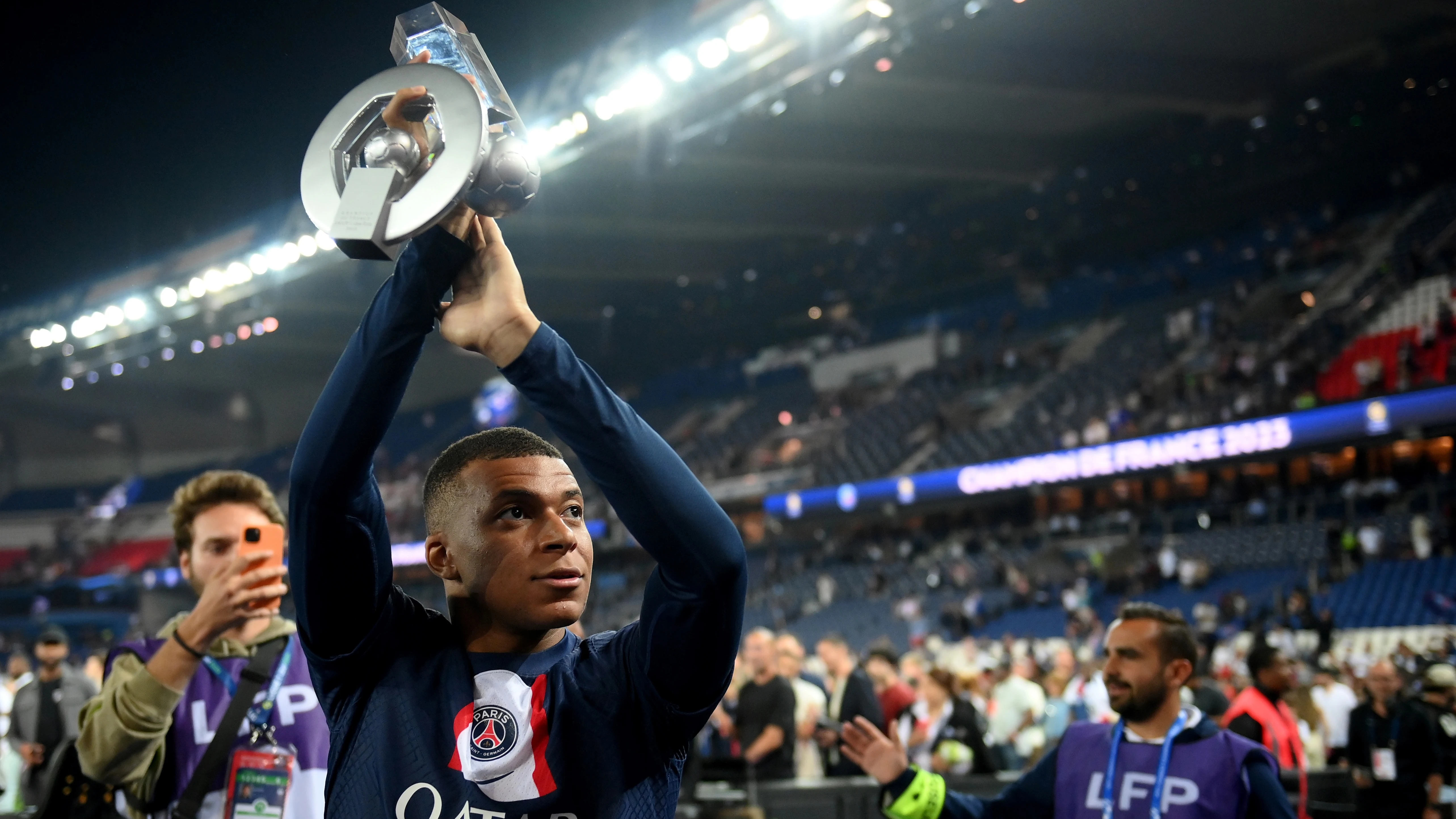 Kylian Mbappé, tras ganar la Ligue 1 con el PSG Kylian Mbappé, tras ganar la Ligue 1 con el PSG