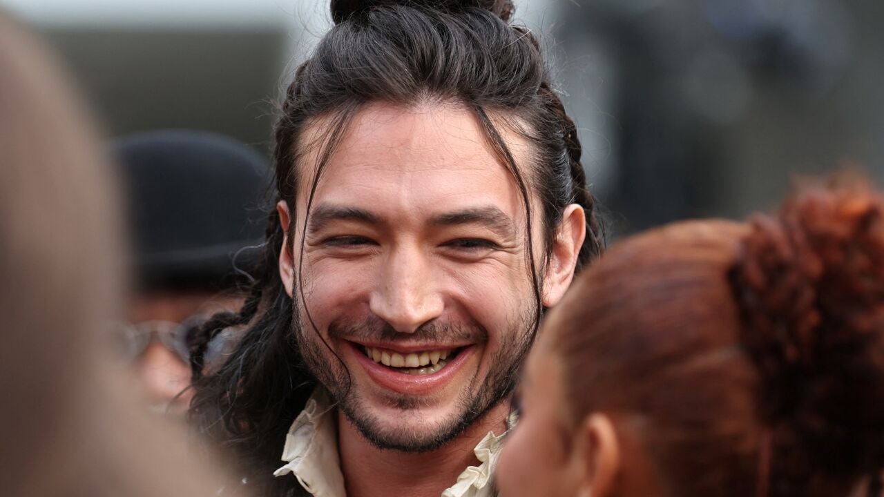 Ezra Miller Acude A La Premiere De The Flash Su Primera Aparici N   Ezra Miller Muy Sonriente Reaparece Premiere The Flash Angeles 69 