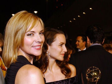 Kim Cattrall y Kristin Davis tras recibir un Emmy por 'Sexo en Nueva York'