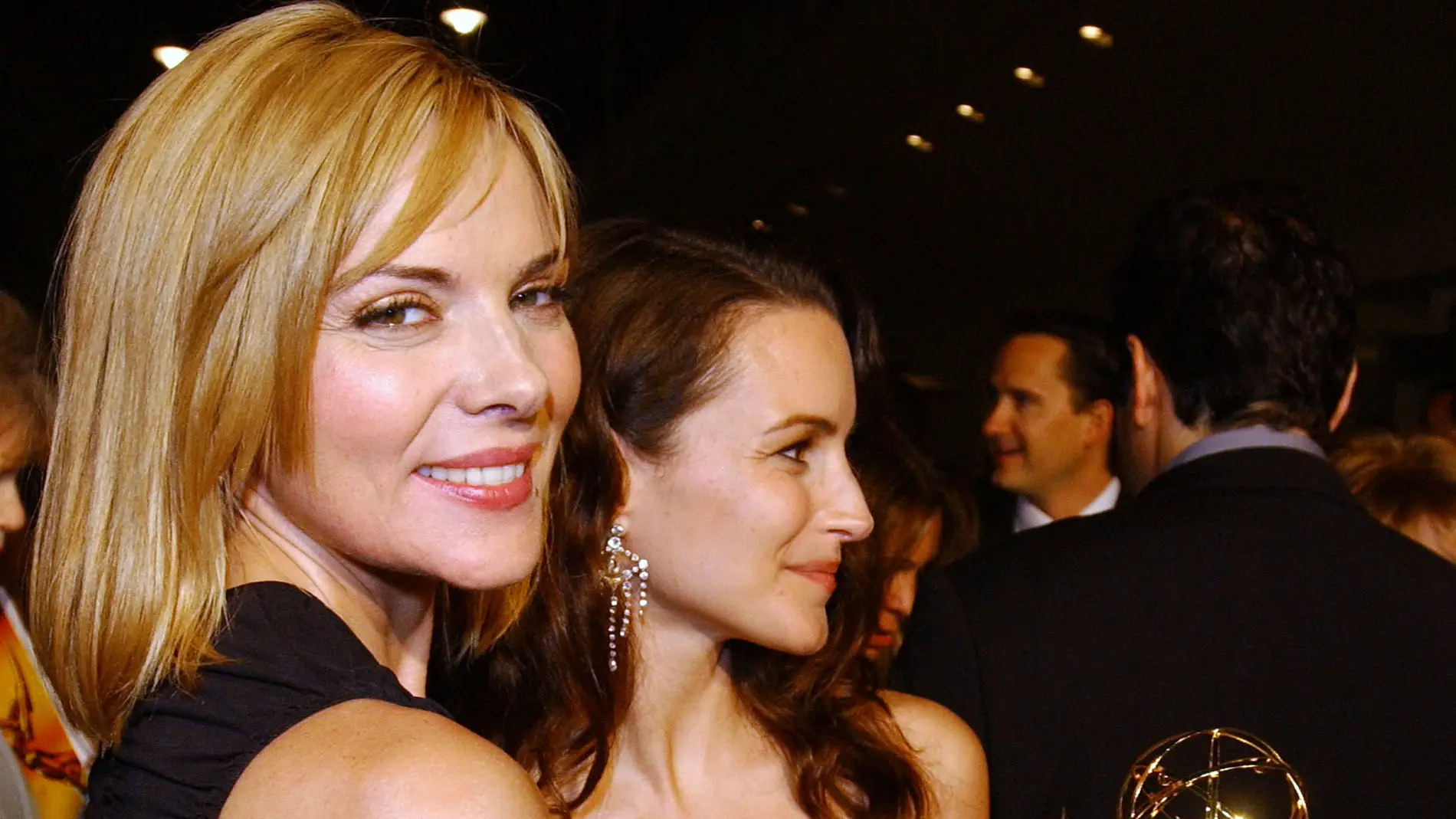 Kim Cattrall y Kristin Davis tras recibir un Emmy por 'Sexo en Nueva York'